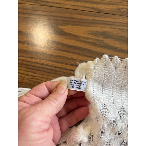 Womans long white scarf with tassels - Picture 5 of 5